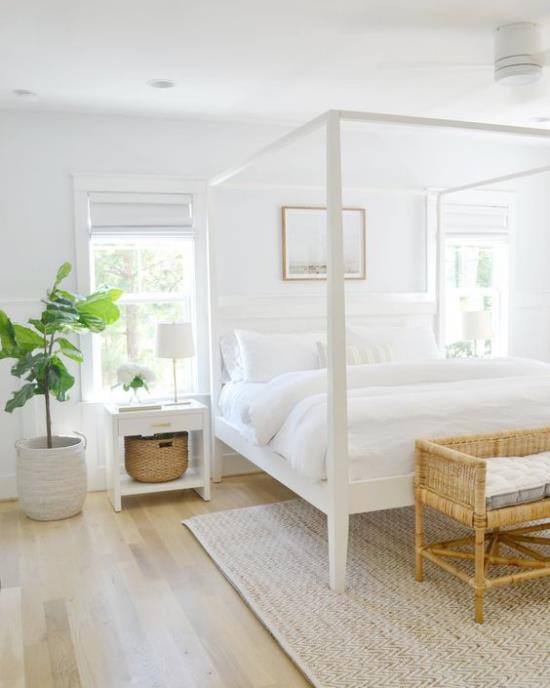 חדר שינה קטן מרחיב אופטית מיטת אפיריון, מצעים לבנים כשלג מספיק אור יום כדי להרחיב עציץ ירוק
