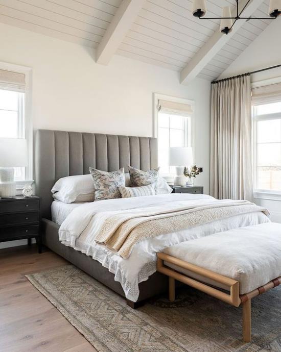 חדר שינה קטן מרחיב אופטית את הלבן עם וילונות חלון יפהפיים בעיצוב פנים חום וחום