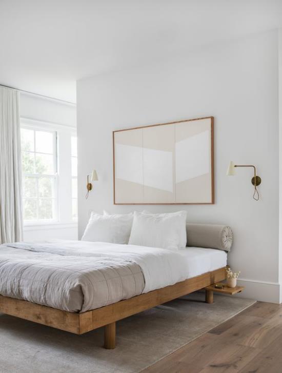 חדר שינה קטן מרחיב ויזואלית עיצוב פנים פשוט בגוונים בהירים תמונה מופשטת על הקיר