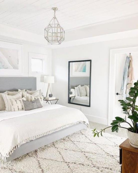 חדר שינה קטן אופטית להרחיב אווירה בחדר נעים צבעים בהירים משקפים טקסטיל רך