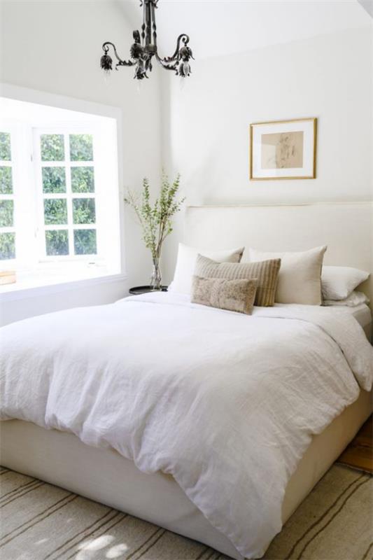 חדר שינה קטן מרחיב ויזואלית חלון גדול הרבה מיטות נוחות לאור יום