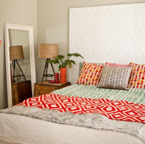 חדר שינה קטן מרחיב אופטית צבעים בהירים התזה של מוטיבים כפריים בצבע מראה נשענת על הקיר