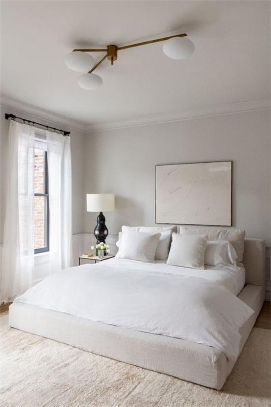 חדר שינה קטן הרחב אופטית אווירה בהירה צבעים ניטרליים ציור קיר חלון בהיר עדין