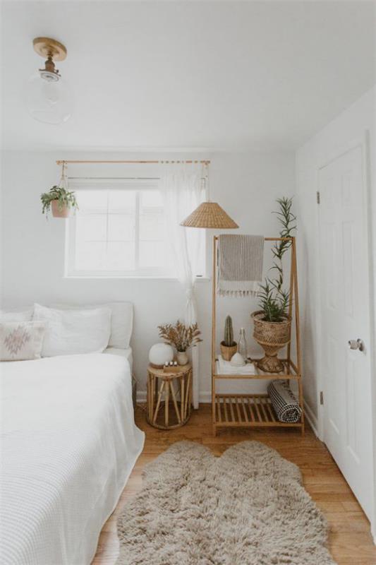 חדר שינה קטן מרחיב אופטית את האור, אווירה נעימה מאוד לבנה גוונים שונים של חום קישוט רב מדי