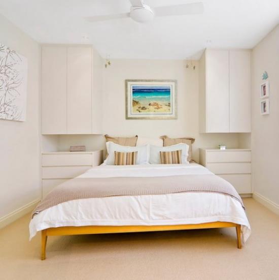 חדר שינה קטן מרחיב ויזואלית צבעים נייטרליים מעוצבים מסוגננים שולטים