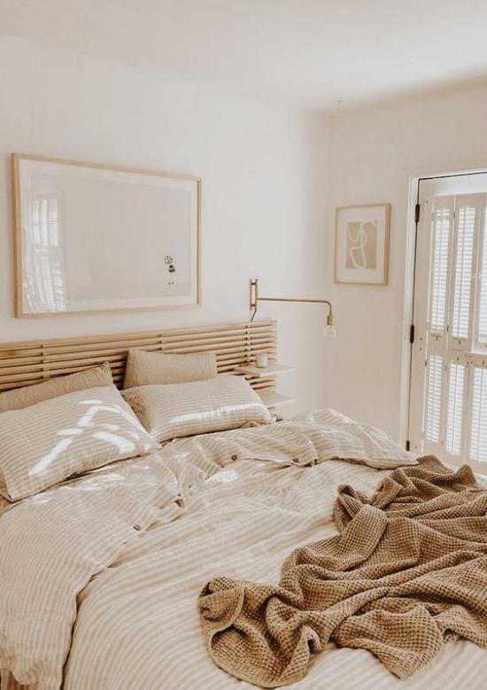 חדר שינה קטן הרחב אופטית עיצוב פנים מסוגנן מלא באסתטיקה צבעים בהירים רעיונות תאורה עדינים