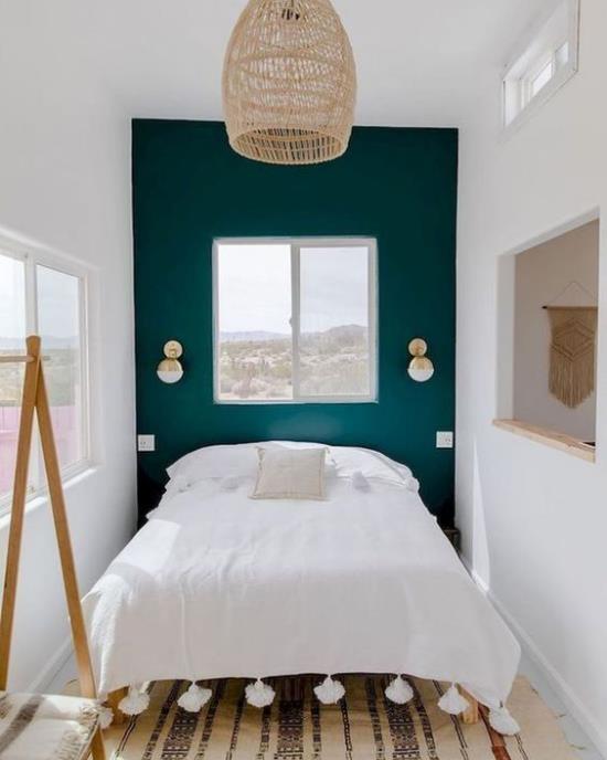 חדר שינה קטן מרחיב אופטית מצעי קיר עם ניגודיות בצבע טורקיז