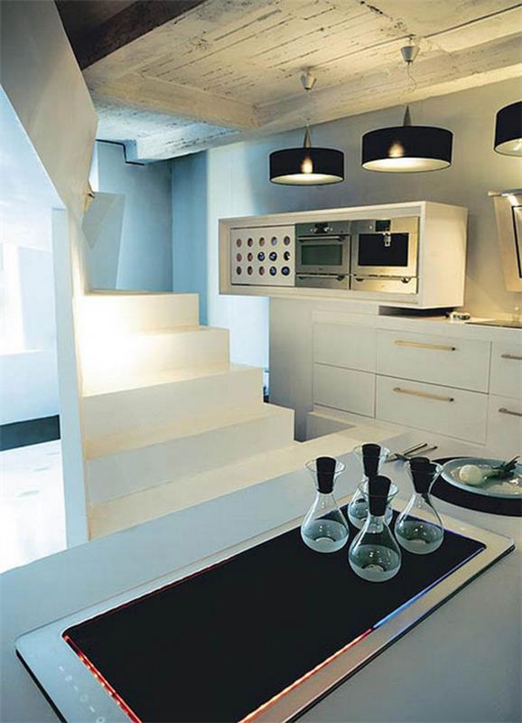 דירות מעוצבות קטנות במטבח עם מדרגות