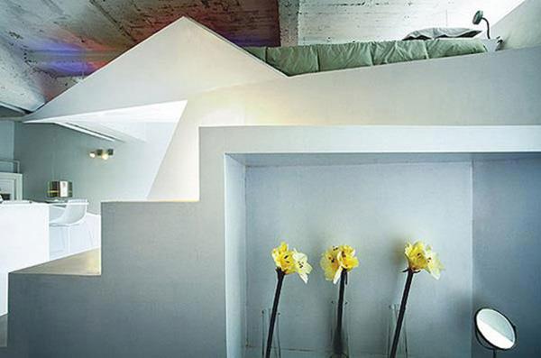 מדרגות מעוצבות דירות קטנות אגרטלי פרחים פרחים צהובים