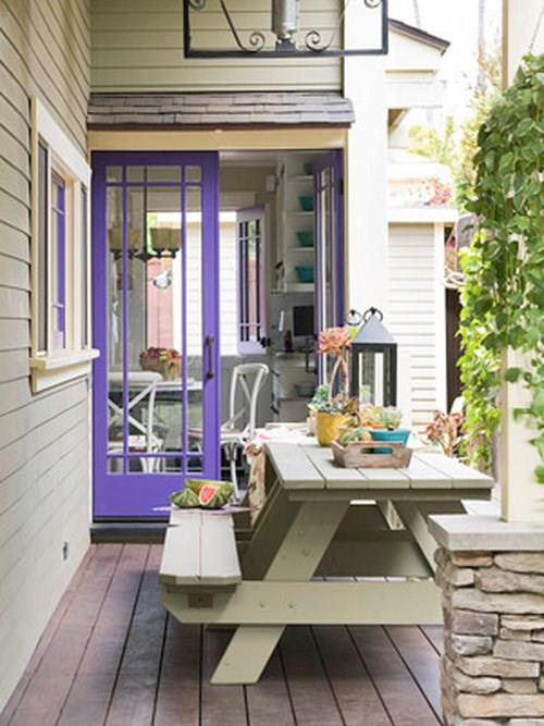 דלת כניסה קטנה מרפסת בצבע סגול