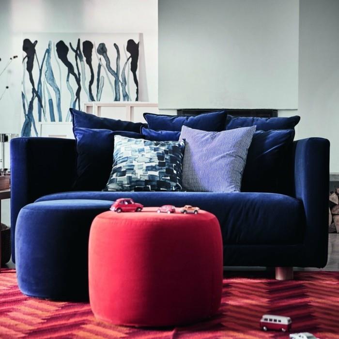 ספה בצבע כחול קובלט שרפרף אדום עם רעיונות לסלון איקאה