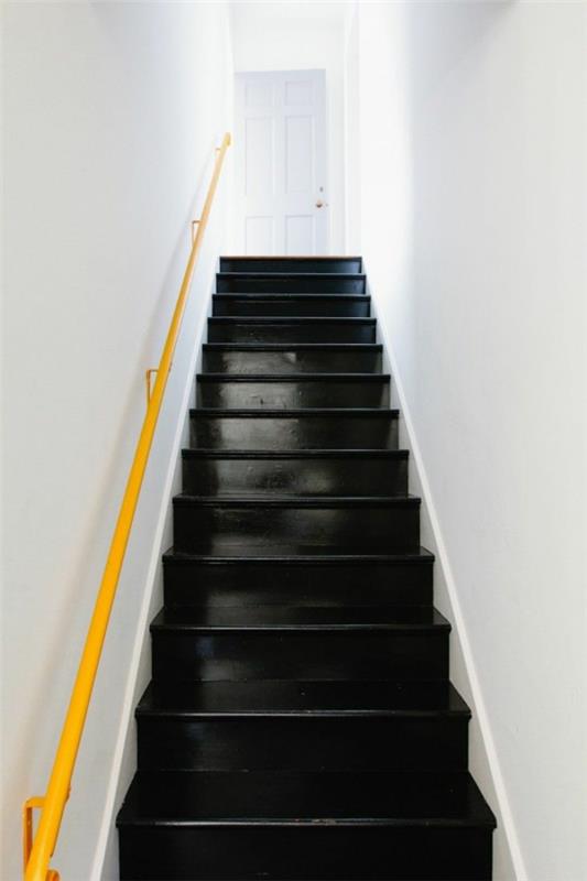 מסדרון צבעים מדרגות שחורות מעקה צהוב