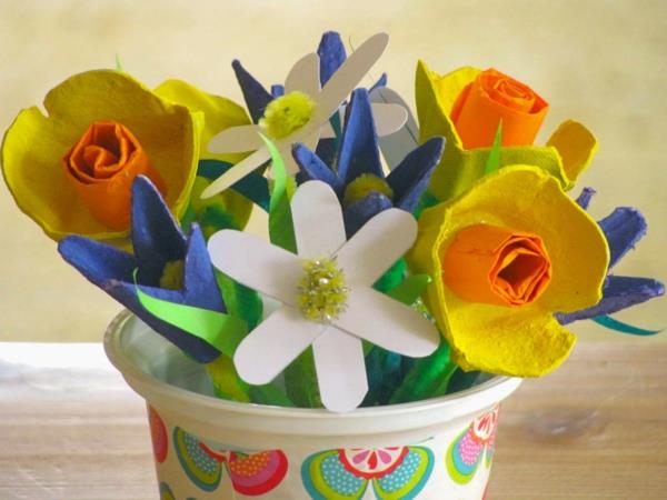 רעיונות מלאכה יצירתיים קופסת ביצים פרחים צבעוניים