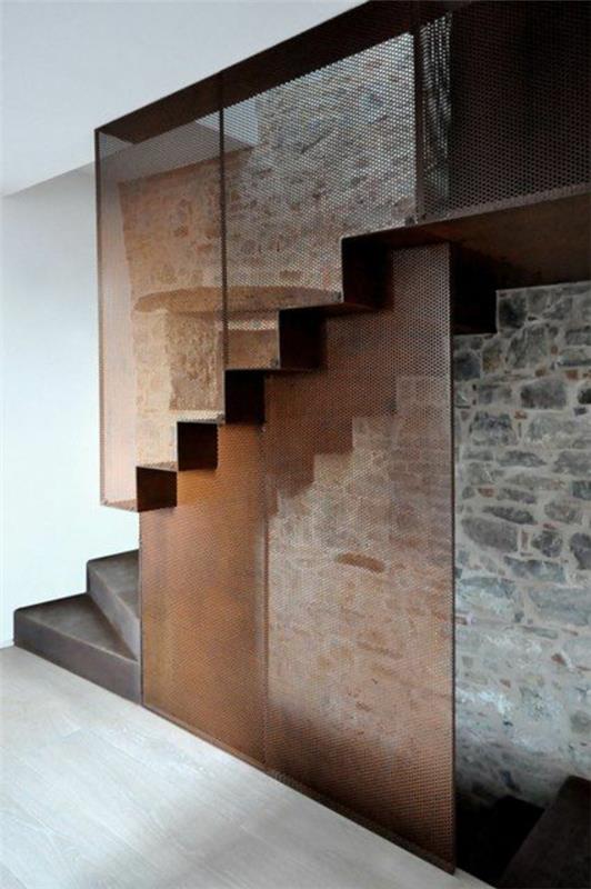 יצירות אמנות מפלסטיק ואבן יוצרות מדרגות