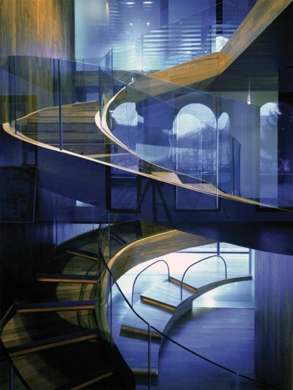 גרם מדרגות לולייני עם קיר זכוכית