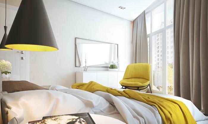 מנורת חדר שינה מבטאים צהובים קירות לבנים מראה קיר