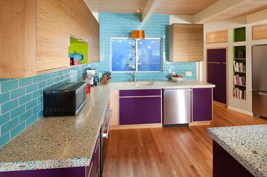 לוח צבעים סגול במטבח אריחי מטבח כחולים מבריקים ריצוף עץ אטרקטיבי