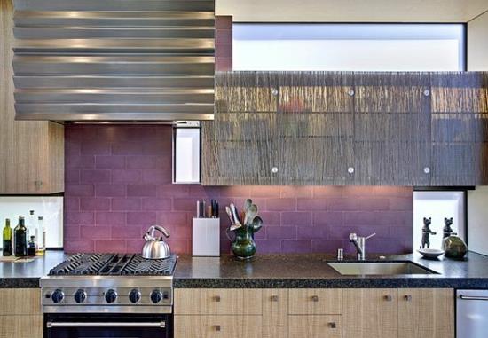 לוח צבעים סגול במטבח אריחי מטבח זוהרים סיר קיר אחורי