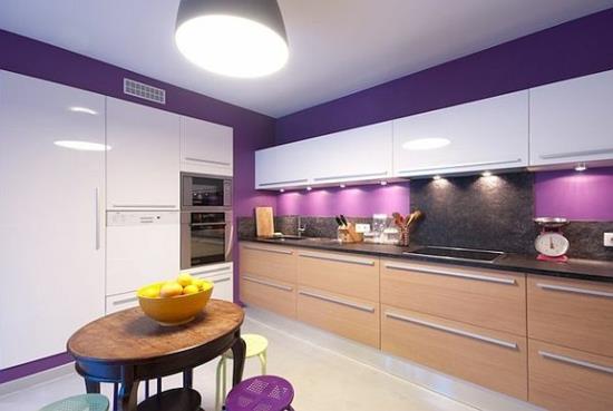 לוח צבעים סגול במטבח במטבח עץ ארון קיר אחורי