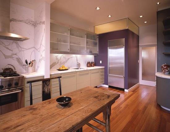 לוח צבעים סגול במטבח שולחן אוכל מעץ מלא מדפי קיר זכוכית