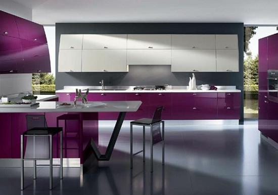 לוח צבעים סגול במטבח משטחים סגולים בעיצוב מודרני