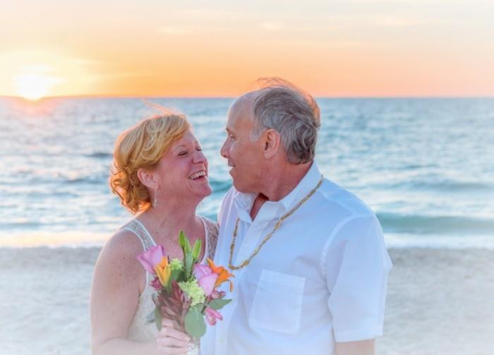 לזוג בכיר יש טקס חתונה חינם על החוף