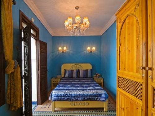 עיצוב חדרי שינה מזרחיים כחול צהוב