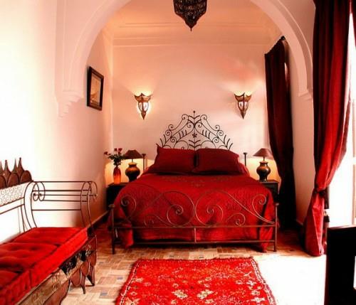 רעיון עיצוב חדר שינה מרוקאי צבע אדום