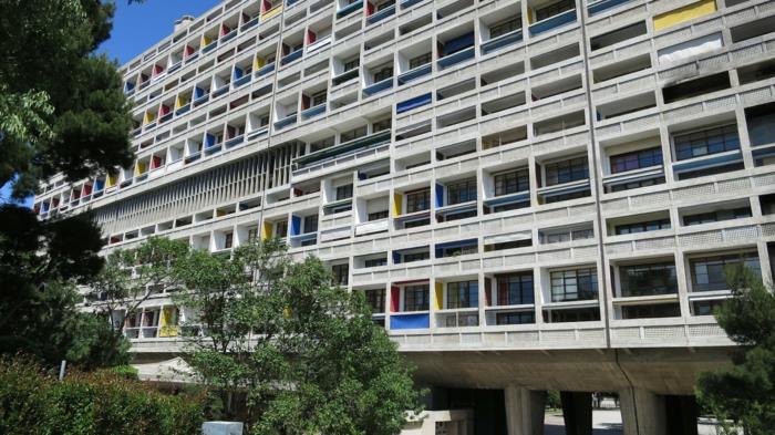 בניין בית מוצק ברוטאליזם אדריכלות le corbusier cite radieuse חזית דירות חזית צבעונית