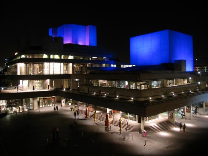 בניין בית מוצק לונדון תיאטרון לאומי ברוטאליזם אדריכלות בטון מודרני