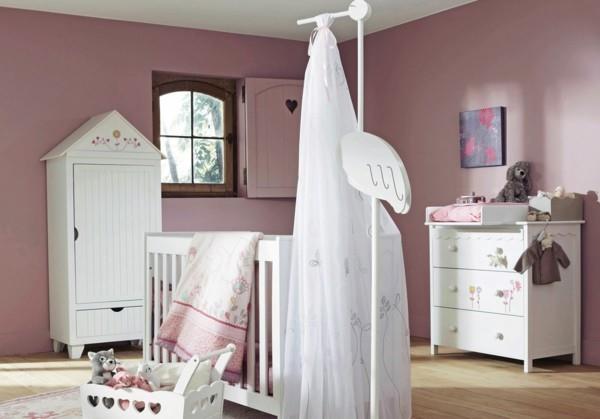 ילדה חדר תינוקות קירות בצבע ורוד בגוון ריצוף עץ