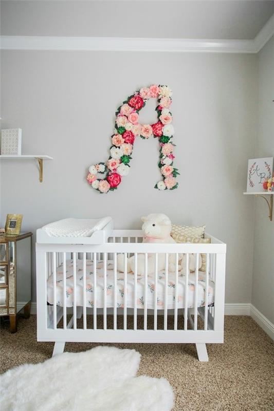 חדר תינוקות לבנות קירות בצבע אפור בהיר