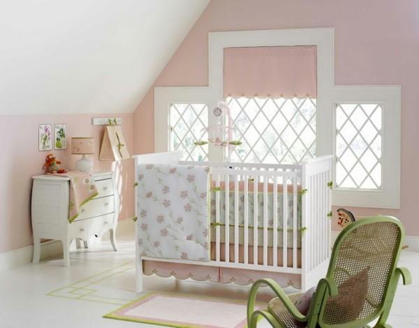 חדר תינוקות לילדות קירות בצבע ורוד בהיר
