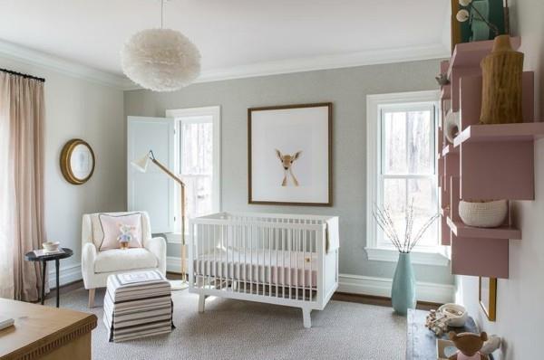 חדר תינוקות ילדה ריהוט לבן מדף קיר ורוד קירות בהירים