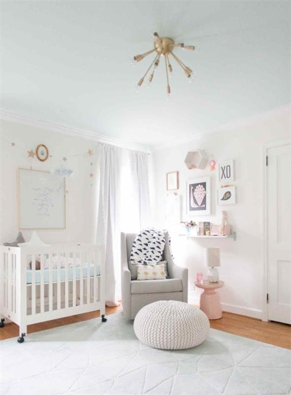 ילדה חדר תינוקות שטיח קירות לבנים כורסה בצבע אפור בהיר