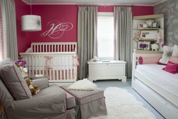 חדר תינוקות לבנות עיצוב לבן מבטאים ורוד מבטא כורסה