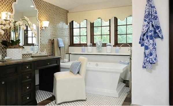חדרי אמבטיה ים תיכוניים מעצבים דפוס לבן כחול