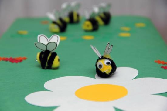 להכין מיני דבורים עם ילדים ממנקות צינורות