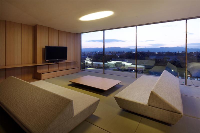אזור מגורים בעיצוב מינימליסטי שולחן עץ חלונות גדולים