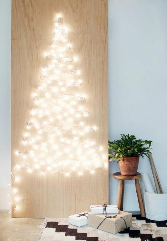 עץ חג המולד מינימליסטי מתוך אורות הפיות