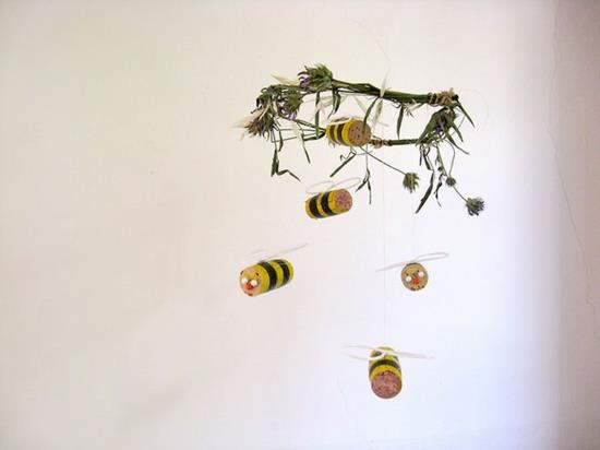 דבורים ניידות מתעסקות עם פקקים