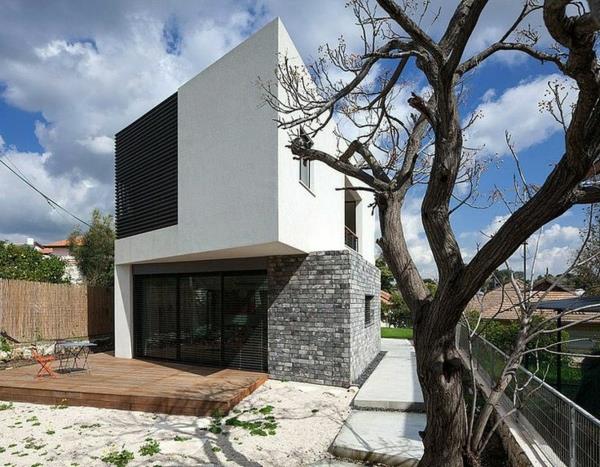 אדריכלות מודרנית עיצוב חזית בית חד משפחתי עיצוב גינה קדמית מרפסת עץ