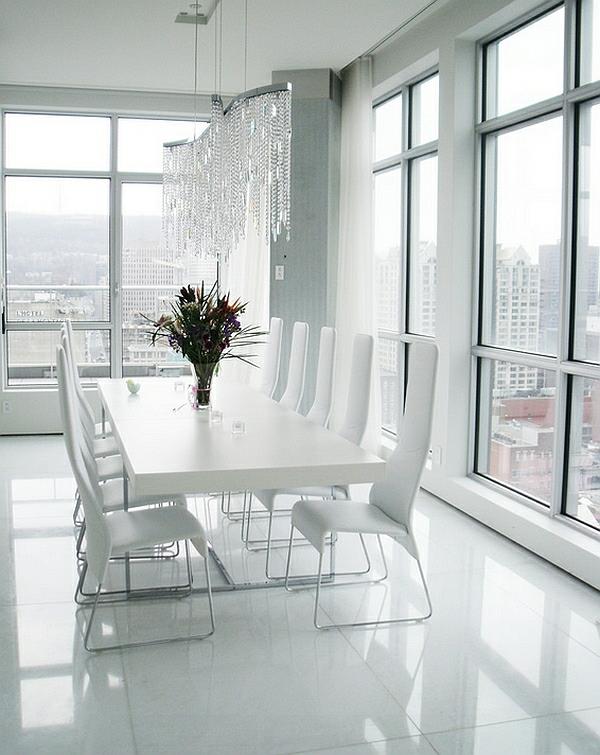 חדר אוכל מודרני לחלוטין ברצפת אריחים לבנים מינימליסטי