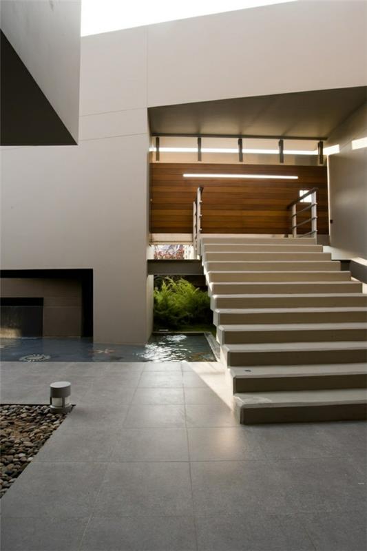 עיצוב מדרגות ישרות מודרניות מעל הבריכה