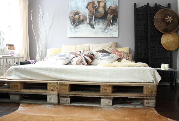 מיטת מיטות מזרן מודרנית לזרוק כריות עיצוב קיר בהיר