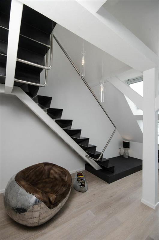 מדרגות מודרניות בדירה קטנה בשחור לבן