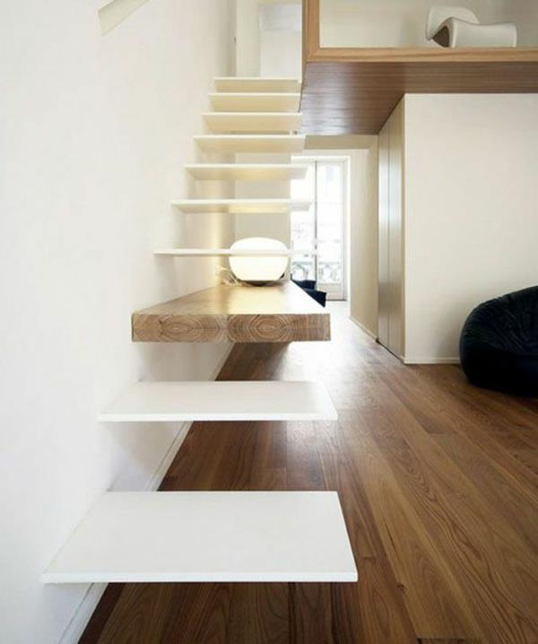 מדרגות לבנות מודרניות מוקפות באופנתי בקונסולת שולחן הקיר