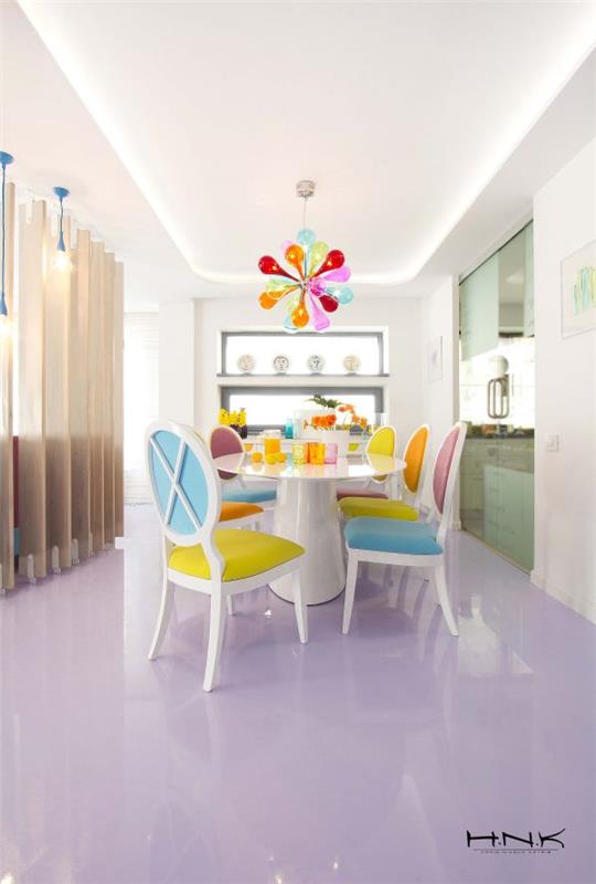 דירה מודרנית עם פלטת צבעים תוססת כיסאות שולחן אוכל Nicola Katrib
