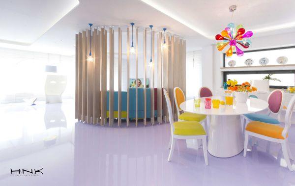 דירה מודרנית עם פלטת צבעים תוססת חדר אוכל ניקולה קטריב