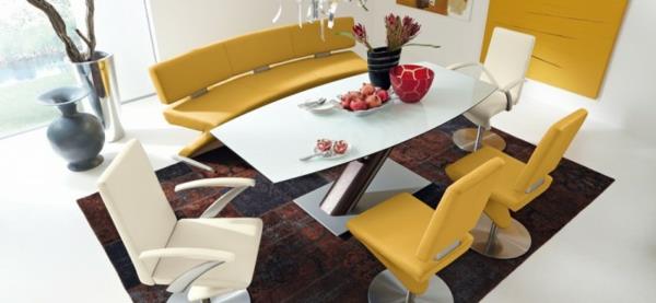עיצוב מודרני עם כסאות עור צהובים